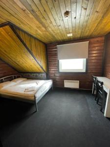 1 dormitorio con cama y pantalla de proyección en Nõva Külalistemaja, en Nõva