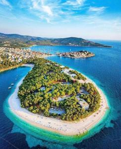 una isla en medio del océano en ApartmaniinPrimosten, en Primošten