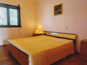 ein Schlafzimmer mit einem großen gelben Bett und einem Fenster in der Unterkunft Apartment Prvic Sepurine II in Prvić Šepurine