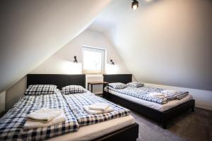 2 camas en una habitación con ático en Morze Gór en Duszniki Zdrój