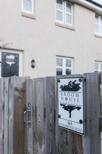un cartel en una valla delante de una casa en BroomHouse HomeStay en Edimburgo