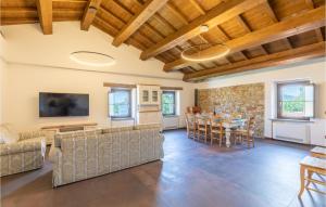 een grote woonkamer met een tafel en stoelen bij Cozy Home In Santarcangelo With Sauna in Sant Arcangelo