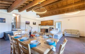 een eetkamer en een woonkamer met een tafel en stoelen bij Cozy Home In Santarcangelo With Sauna in Sant Arcangelo