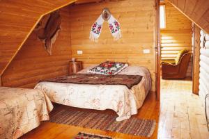 a bedroom with a bed in a log cabin at Tradiția borsanului in Borşa
