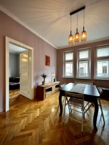 ein Esszimmer mit einem Tisch und ein Zimmer mit einem Sofa in der Unterkunft Apartamenty Zasanie in Przemyśl