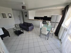 Kuchyňa alebo kuchynka v ubytovaní Grand appartement lumineux