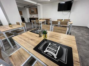 Televízia a/alebo spoločenská miestnosť v ubytovaní Hostel H18