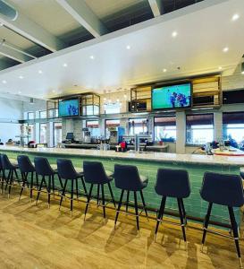 - un bar avec des chaises en face de la piscine dans l'établissement Gaido's Seaside Inn, à Galveston