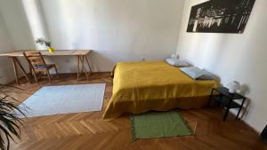 Posteľ alebo postele v izbe v ubytovaní NAPartman Pécs