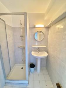 W łazience znajduje się umywalka, prysznic i lustro. w obiekcie Villa YARA Vue Mer Piscine 4pax w miejscowości Saint-Raphaël