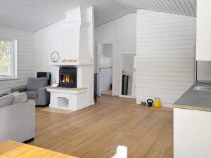 - un salon avec un canapé et une cheminée dans l'établissement Two-Bedroom Holiday home in Norrtälje, à Marholmen