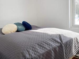 Un pat sau paturi într-o cameră la Two-Bedroom Holiday home in Norrtälje