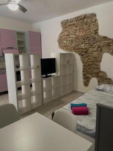 Zimmer mit einem Bett und einer Steinmauer in der Unterkunft Il mandorlo appartamenti in San Vito Chietino