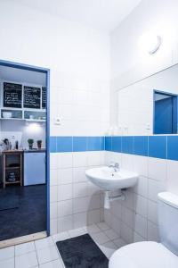 bagno con lavandino e servizi igienici di Boho Studio - Brno Cejl a Brno