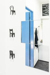 una camera con due sedie e un frigorifero blu di Boho Studio - Brno Cejl a Brno