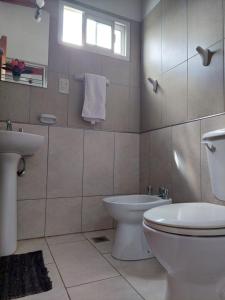 La salle de bains est pourvue de toilettes et d'un lavabo. dans l'établissement AltoRojo, à Villa Elisa