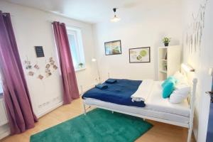 una camera con letto e tappeto verde di Boho Studio - Brno Cejl a Brno