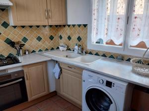 西让centre historique et proche mer的配有洗衣机和水槽的厨房
