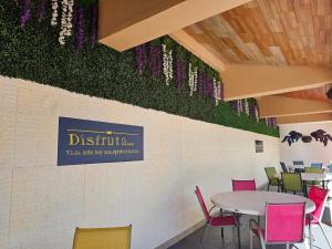 una sala da pranzo con tavoli, sedie e fiori viola di Hotel lito a Nuevo Vallarta