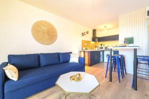 Kuchnia lub aneks kuchenny w obiekcie Le Bleu Nuit Piscine Parking Netflix Café