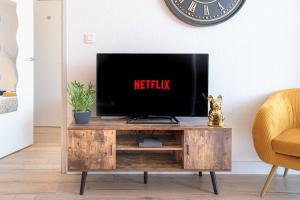 Telewizja i/lub zestaw kina domowego w obiekcie Le Bleu Nuit Piscine Parking Netflix Café