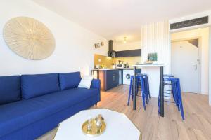 Telewizja i/lub zestaw kina domowego w obiekcie Le Bleu Nuit Piscine Parking Netflix Café