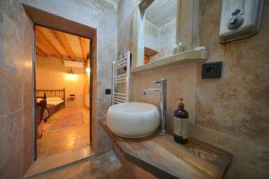 La salle de bains est pourvue d'un lavabo sur un comptoir en bois. dans l'établissement View Cave Hotel, à Gorëme 288 autres photos