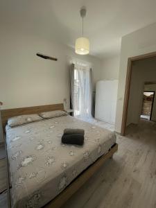 ein Schlafzimmer mit einem großen Bett in einem Zimmer in der Unterkunft Il mandorlo appartamenti in San Vito Chietino