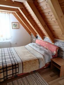 a bedroom with a bed in a attic at Apartman Tonka in Otočac