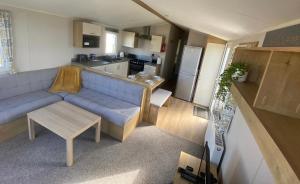 Cosy holiday home at Romney Sands的厨房或小厨房
