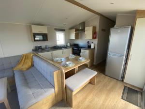 Cosy holiday home at Romney Sands的厨房或小厨房
