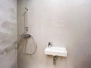 un baño con lavabo y ducha en Sauna Apartment - Brno(x) Cejl, en Brno