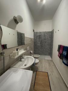 ein Bad mit einem Waschbecken und einer Dusche in der Unterkunft Il mandorlo appartamenti in San Vito Chietino