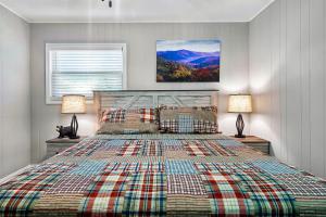 a bedroom with a large bed with two lamps at 2 Mins to Pkwy & Strip - Modern Pigeon Forge Gem Near Gatlinburg & Smokies in Pigeon Forge