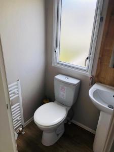 Cosy holiday home at Romney Sands的一间浴室
