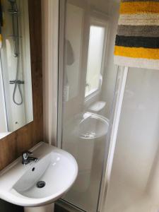 Cosy holiday home at Romney Sands的一间浴室