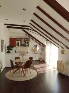 Posezení v ubytování Attic Apartment Iris