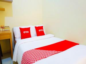 Tempat tidur dalam kamar di Super OYO Flagship 90723 Berlima Guest House Syariah