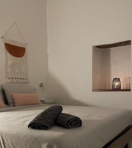 ein Bett mit einem schwarzen Kissen darüber in der Unterkunft Il mandorlo appartamenti in San Vito Chietino