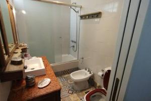 a bathroom with a toilet and a sink and a shower at Alojamiento Entero, Aeropuerto Ezeiza in Ezeiza