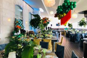 a banquet hall with tables and balloons on the wall at Stadia Suites Mexico City Santa Fe in Mexico City