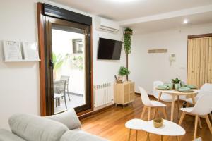 una sala de estar con un sofá y una mesa en Serranos 24 Apartamento Rector Cobos, en Salamanca 39 fotos más