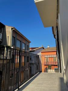 d'un balcon avec une clôture et quelques bâtiments. dans l'établissement Il mandorlo appartamenti, à San Vito Chietino