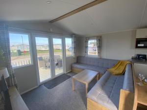 Cosy holiday home at Romney Sands的休息区