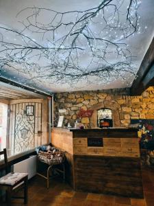 Il comprend une cuisine dotée d'un plafond avec un mur en pierre. dans l'établissement Hôtel Berceau Du Vigneron, à Turckheim