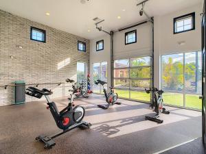 una sala de fitness con varias bicicletas estáticas. en Spacious Apartment Near Disney en Kissimmee