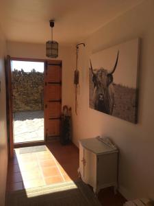 una habitación con una foto de un toro en la pared en Masia Campos Culla, en Culla