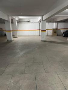 un garaje vacío con un coche aparcado en él en Most Beautiful Apartment in Safi en Safi