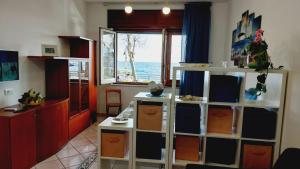 A kitchen or kitchenette at Al lungomare Még 18 kép