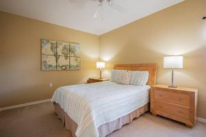 una camera da letto con un letto con due comodini e due lampade di Flamingo Fairways II a Lely Resort Altre 42 foto